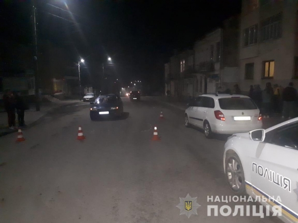 На Львівщині пішохід, який опинився під колесами двох автомобілів, перебуває у реанімації – поліцейські проводять розслідування