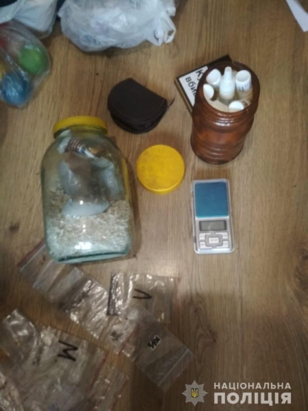 На Львівщині поліцейські повідомили зловмиснику про підозру в розповсюдженні нарковмісних засобів