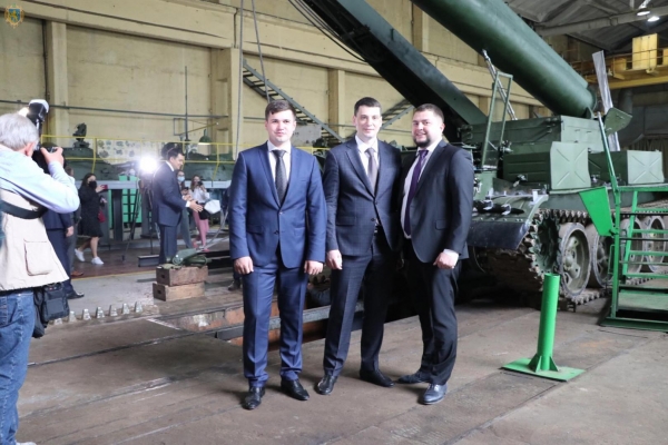 Львівський бронетанковий завод від початку року передав у зону ООС 12 одиниць бронетехніки