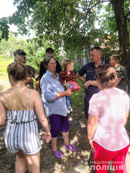 На Львівщині поліцейські спільно з волонтерами оперативно розшукали зниклу дворічну дівчинку