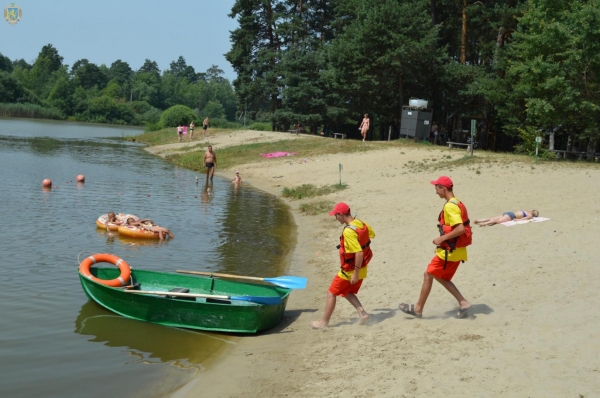 Правила поведінки на воді: на Яворівщині рятувальники провели показове навчання з основ домедичної допомоги 