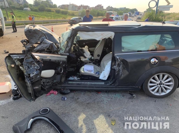 Четверо травмованих, серед яких трирічна дитина – поблизу Львова зіткнулись три автомобілі