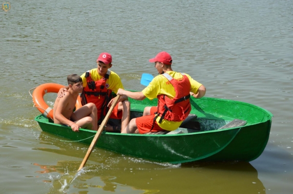 Правила поведінки на воді: на Яворівщині рятувальники провели показове навчання з основ домедичної допомоги 
