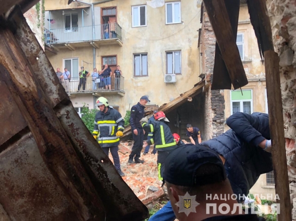 Поліцейські встановлюють обставини загибелі неповнолітнього внаслідок обвалу будинку у Львові