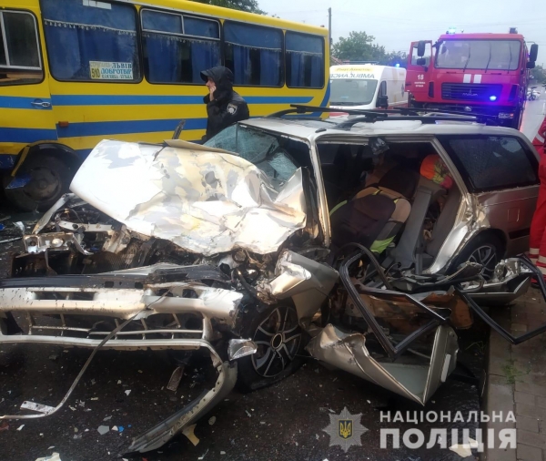 На Львівщині внаслідок зіткнення автобуса з автомобілем травмовані шестеро осіб – поліцейські проводять розслідування