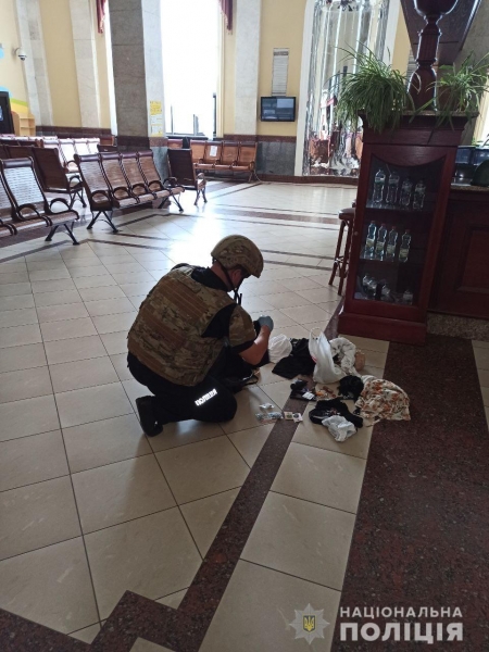 Поліцейські перевірили підозрілу сумку на залізничному вокзалі у Львові - вибухонебезпечних предметів не виявлено 