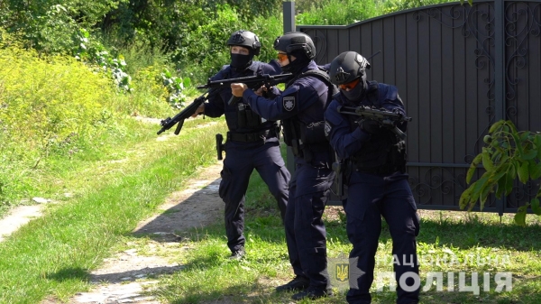 Спеціальні поліцейські навчання - звільнення заручників, знешкодження вибухівки та затримання озброєних злочинців