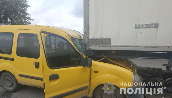 Поблизу Львова внаслідок потрійної ДТП за участю вантажівки загинула пасажирка легковика – поліцейські проводять розслідування