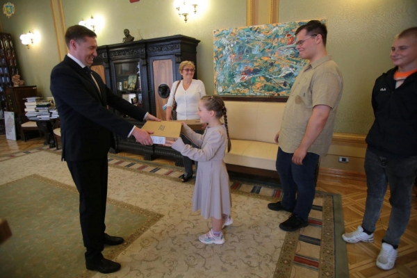 Родина захисника України отримала сертифікат на нове помешкання