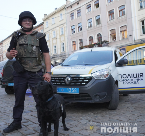 У Львові поліцейські допомогли чоловікові, якому раптово стало погано на вулиці