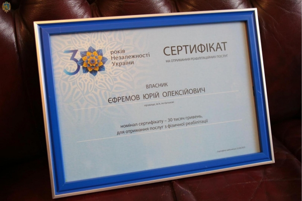 Родина захисника України отримала сертифікат на нове помешкання