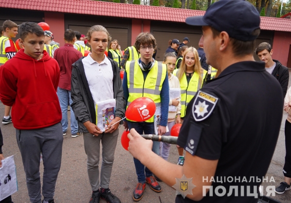 «День з поліцейським та рятівником»: на Львівщині правоохоронці проводять  уроки безпеки для дітей
