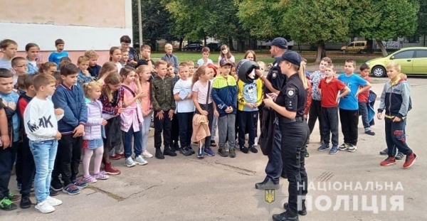 «День з поліцейським та рятівником»: на Львівщині тривають освітні зустрічі правоохоронців із школярами