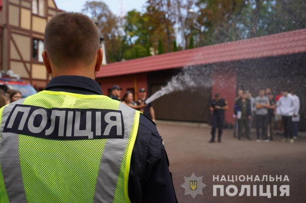 «День з поліцейським та рятівником»: на Львівщині правоохоронці проводять  уроки безпеки для дітей
