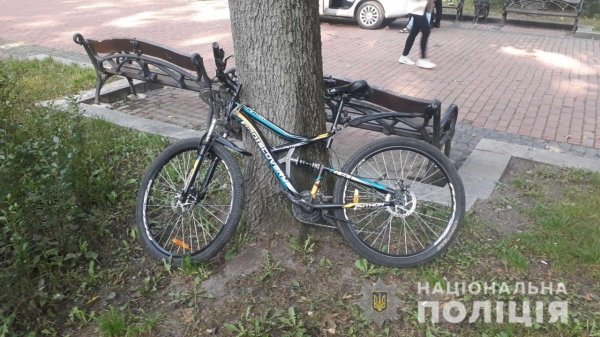 Двоє потерпілих внаслідок зіткнення велосипедиста й пішохода у Львові – поліцейські проводять розслідування