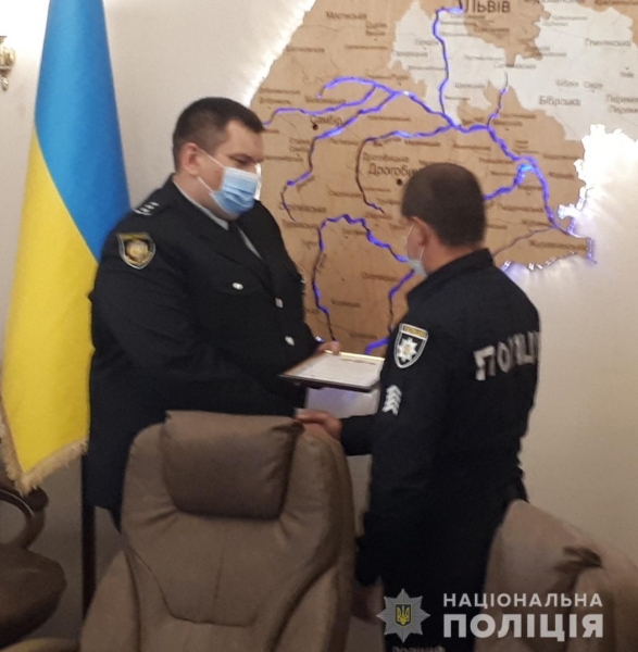 Троє поліцейських Львівщини отримали відзнаки за порятунок життя людини