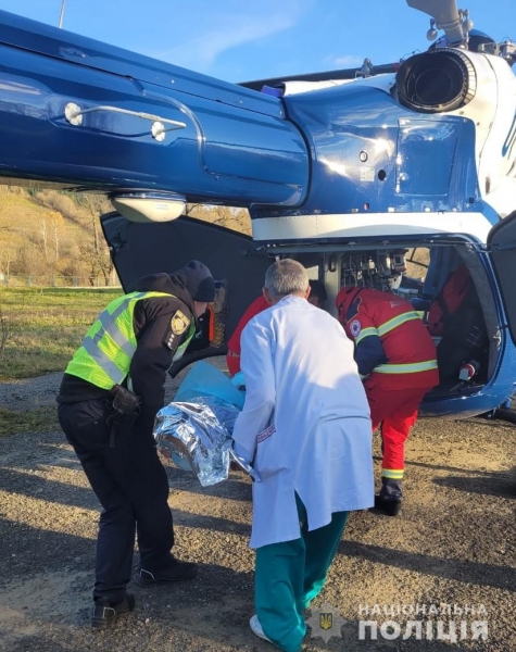 Двох потерпілих у ДТП на Львівщині евакуйовано поліцейським гелікоптером до медзакладів