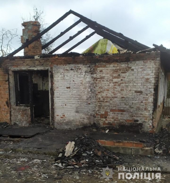  На Львівщині поліцейський врятував двох людей з палаючого будинку
