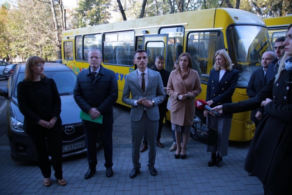 Ще 11 автобусів «Школярик» передали відділам освіти громад Львівщини