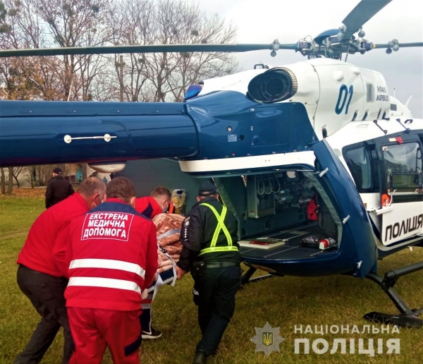 Врятовано ще одне життя: на Львівщині поліцейський гелікоптер здійснив евакуацію літнього пацієнта з інсультом