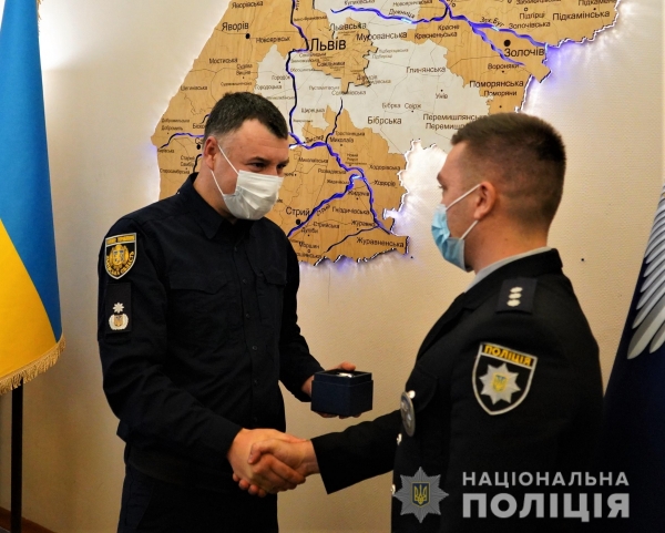 Поліцейські, які затримали наркоторговців у Яворові, отримали відзнаки від очільника поліції Львівщини