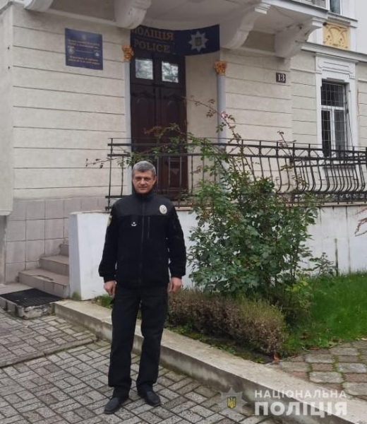  На Львівщині поліцейський врятував двох людей з палаючого будинку