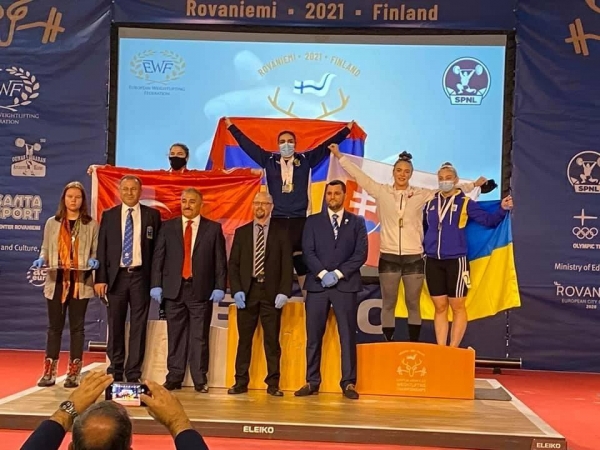 Важкоатлетка Ельвіра Борозна виборює бронзу на молодіжному чемпіонаті Європи 