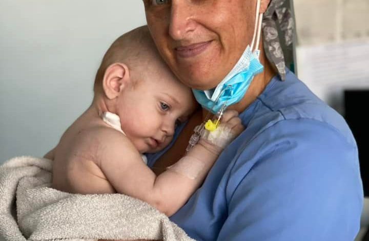медсестра Лорен ніжно пригортає до себе 7-місячного Максимка