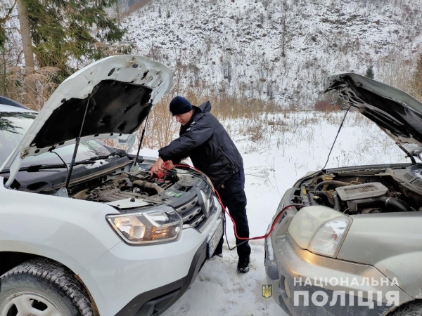 Ми допоможемо: поліцейські Львівщини дбають про  безпеку дорожнього руху в складних погодних умовах