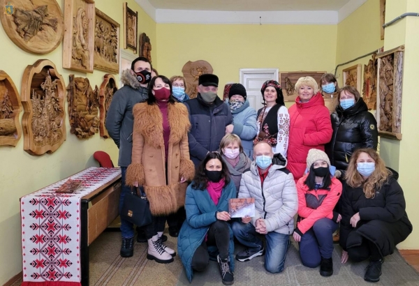 «Світ Карпатських розет»: у межах проєкту у Славському провели майстер-клас з різьбярства