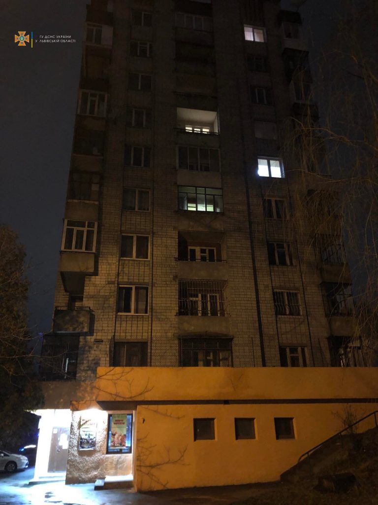 У Львові молодий чоловік впав з 4-го поверху