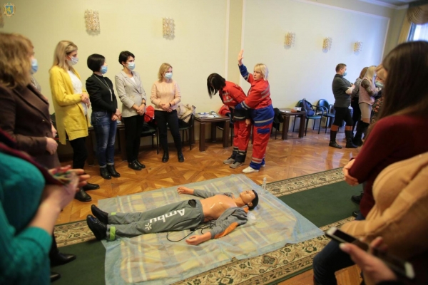Працівники Львівської ОДА на практиці пройшли курс з основ першої медичної допомоги