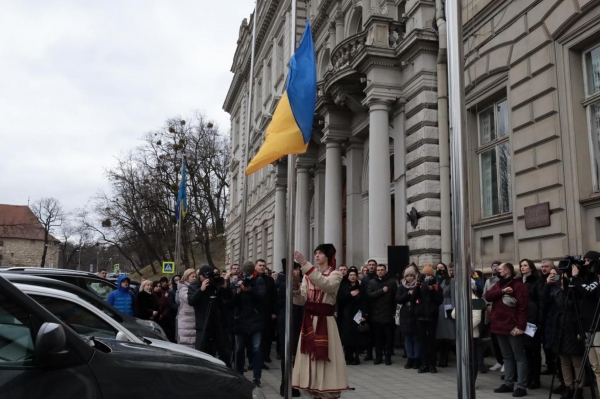 Кримські дні на Львівщині: біля Львівської ОДА підняли український та кримськотатарський прапори