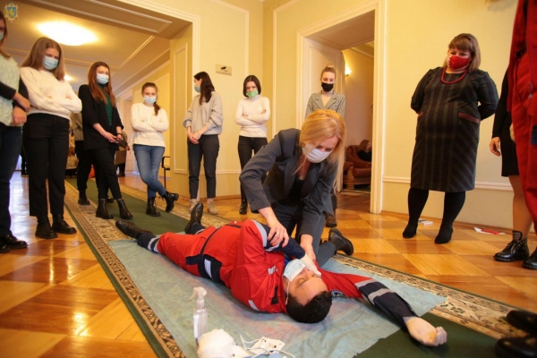 Працівники Львівської ОДА на практиці пройшли курс з основ першої медичної допомоги