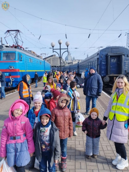 З Львівщини за кордон продовжують евакуйовувати дітей з областей, що найбільше потерпіли від воєнних дій
