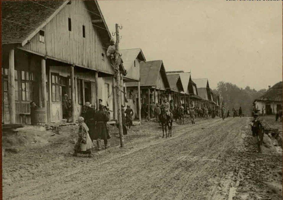Варяж. Вулиця поруч з ринковою площею у Варяжі. Світлина 1915року. Перша світова війна.