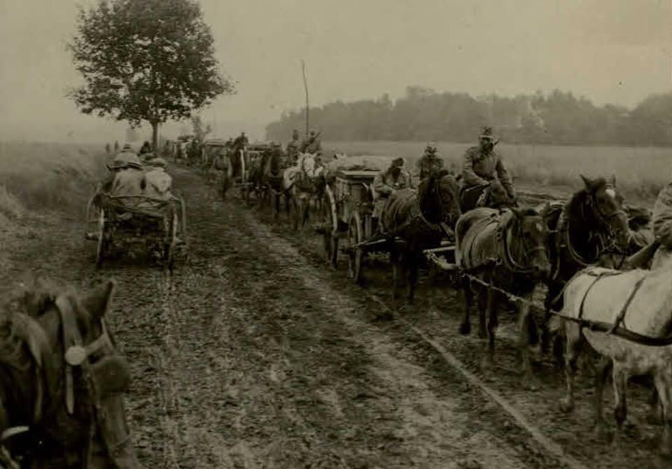 Варяж . Марш колони австро-угорських військ через село Варяж 1915 рік. Перша світова військ