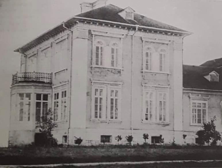 Варяж . Будинок маєтку паньства Хулімкових Ядвііги Хулімковоі і її сина Яна Хулімки збудований в 1862році . Вид задньоі сторони будинку. Світлина 1914 року.