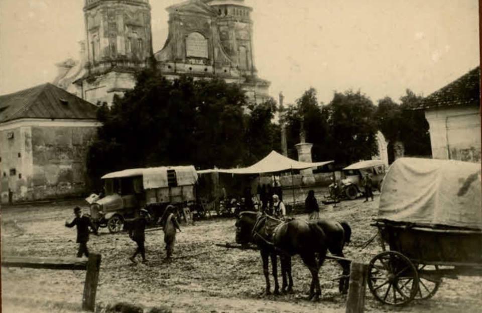 Варяж серпень 1915 рік. База тилового забезпечення австоро-угорських військ у Варяжі. На задньому плані костел св.Марка.
