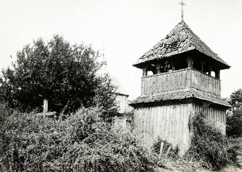 Варяж. Стара дзвіниця яка стояла поруч дерев'яної церкви села Варяж (на задньому плані) сама церква була збудована 1677році. Стояла на цвинтарі біля границі,називали її "Нагірна" розібрана1952році. . Світлина 1929 року.