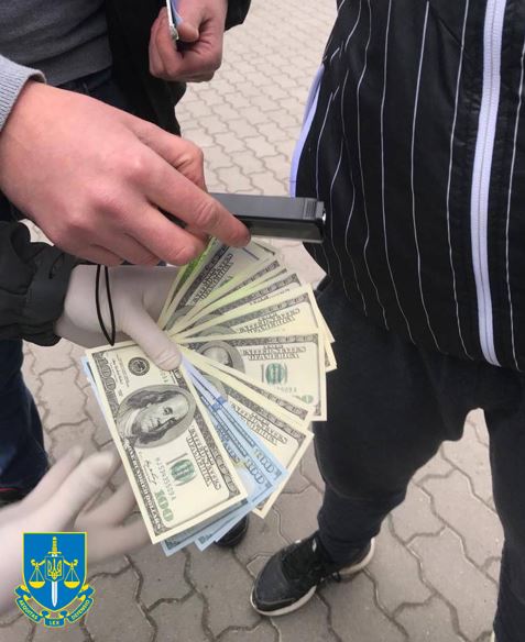 2000 доларів США за незаконний перетин двома особами державного кордону – повідомлено про підозру жителю Львова