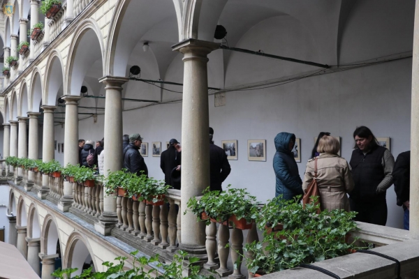 В Італійському дворику відкрили фотовиставку про українські національні традиції Вербної неділі та Великодня