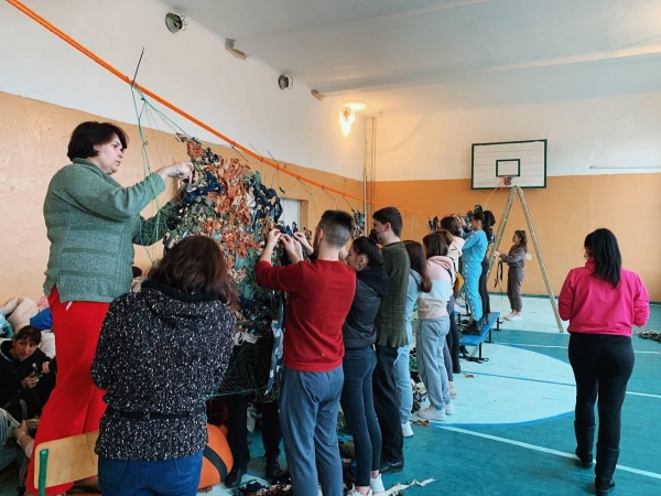 Плетуть сітки, сортують гуманітарку, організовують акції: чим займається молодь громад Львівщини у час війни