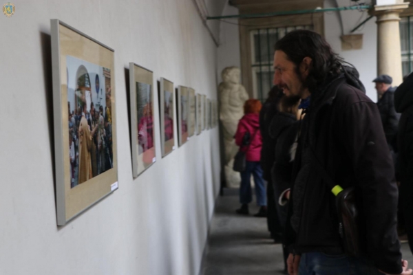 В Італійському дворику відкрили фотовиставку про українські національні традиції Вербної неділі та Великодня