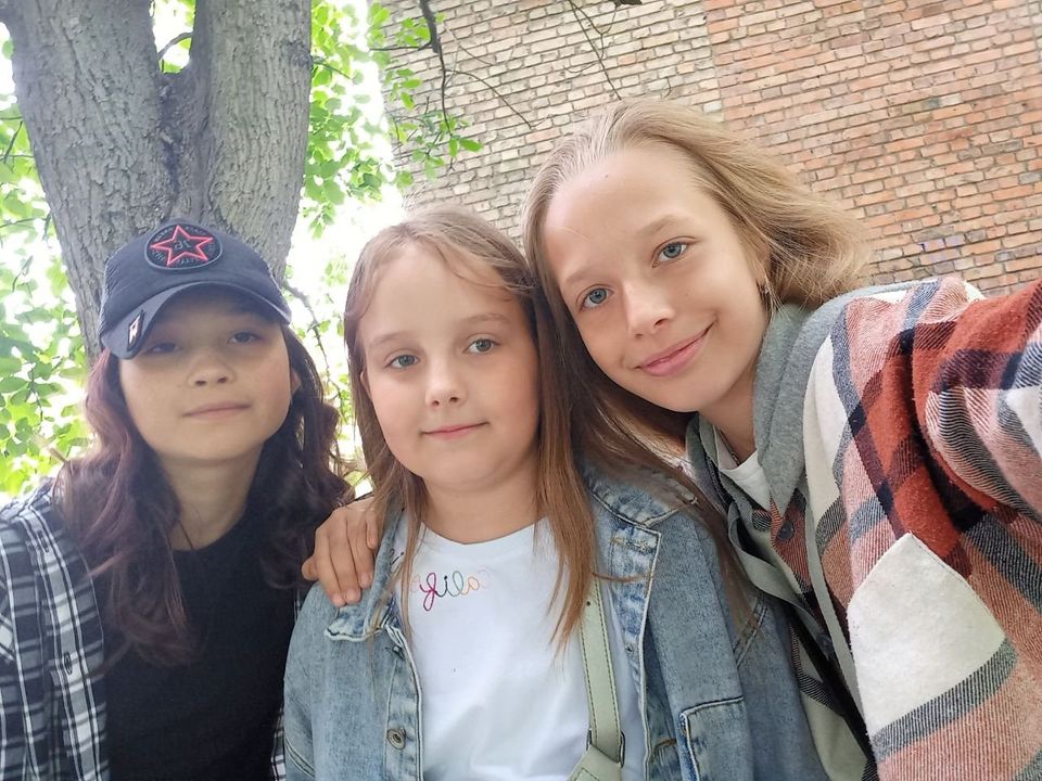 Настя, Поліна та Аня вирішили заробити гроші, щоб віддати ЗСУ
