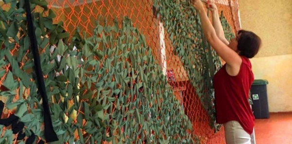 З любов’ю до батьківщини та вірою в перемогу: На Яворівщині волонтерки від початку війни плетуть маскувальні сітки | Яворівська РДА
