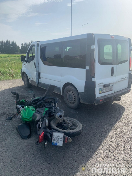 Двоє травмованих внаслідок зіткнення мотоцикла з мікроавтобусом на Львівщині – правоохоронці встановлюють обставини
