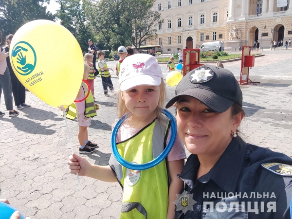 Поліцейські Львівщини взяли участь у благодійній акції для школярів