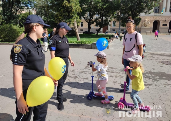 Поліцейські Львівщини взяли участь у благодійній акції для школярів