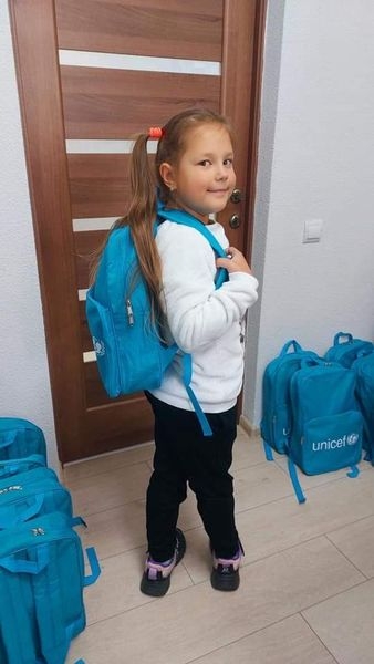 На Яворівщині діти-переселенці отримали шкільні рюкзаки від ЮНІСЕФ | Яворівська РДА